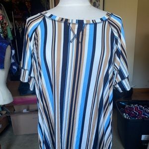 Lularoe Hailey t shirt